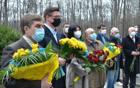 В Харькове почтили память жертв Катынской трагедии В Харькове почтили память жертв Катынской трагедии