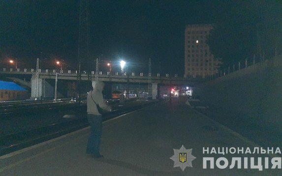 В Харькове полицейские оперативно задержали злоумышленника, который ограбил мужчину на Южном вокзале В Харькове полицейские оперативно задержали злоумышленника, который ограбил мужчину на Южном вокзале