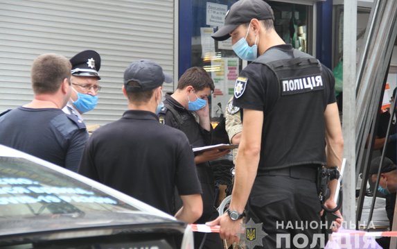 В Харькове полицейские задержали злоумышленника, который бросил в граждан предмет, похожий на гранату В Харькове полицейские задержали злоумышленника, который бросил в граждан предмет, похожий на гранату