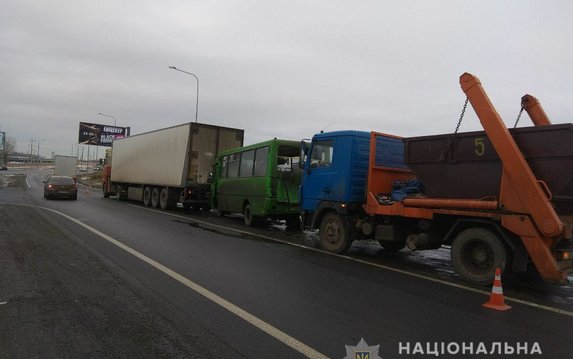 В Харькове полиция устанавливает обстоятельства аварии с участием двух грузовиков и пассажирского автобуса В Харькове полиция устанавливает обстоятельства аварии с участием двух грузовиков и пассажирского автобуса