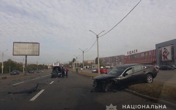 В Харькове полиция устанавливает обстоятельства аварии, в которой травмы получили два водителя В Харькове полиция устанавливает обстоятельства аварии, в которой травмы получили два водителя