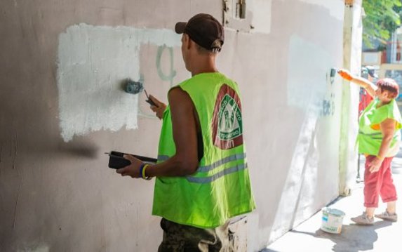 В Харькове продолжают бороться с надписями и рекламой наркотиков на зданиях В Харькове продолжают бороться с надписями и рекламой наркотиков на зданиях