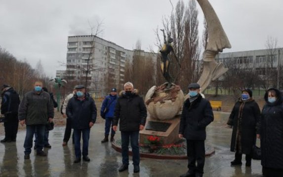 В Киевском районе возложили цветы к памятнику Героям Чернобыля В Киевском районе возложили цветы к памятнику Героям Чернобыля