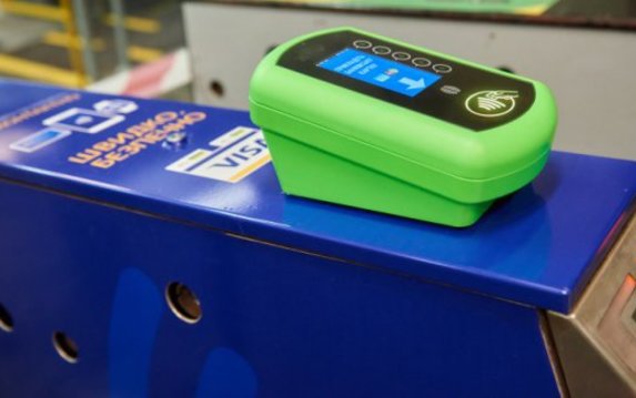 В метро продолжают устанавливать турникеты для оплаты проезда банковской картой В метро продолжают устанавливать турникеты для оплаты проезда банковской картой