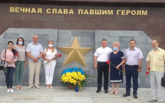 В Московском районе возложили цветы к братской могиле В Московском районе возложили цветы к братской могиле