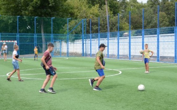 В парке «Юность» построили футбольное поле В парке «Юность» построили футбольное поле