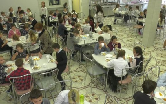 В школьных столовых Харькова ввели новые графики питания и проводят дезинфекцию В школьных столовых Харькова ввели новые графики питания и проводят дезинфекцию