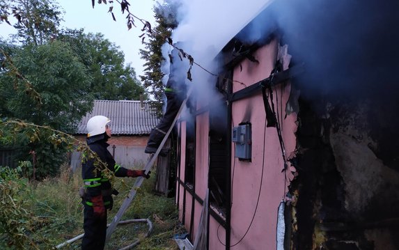 Валковские спасатели ликвидировали пожар в жилом доме Валковские спасатели ликвидировали пожар в жилом доме