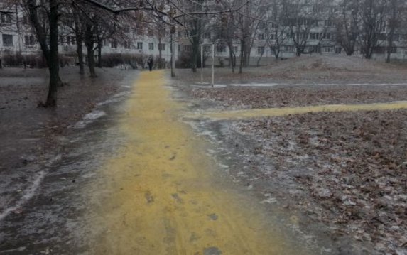 Во дворах Харькова высыпали более тысячи кубометров песка Во дворах Харькова высыпали более тысячи кубометров песка