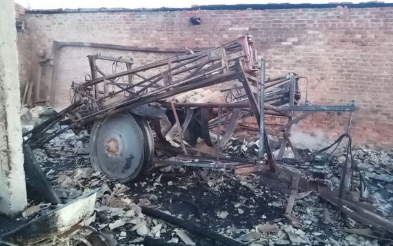 Волчанский район: пожарные ликвидировали масштабный пожар в хозяйственной постройке с сельскохозяйственной техникой Волчанский район: пожарные ликвидировали масштабный пожар в хозяйственной постройке с сельскохозяйственной техникой