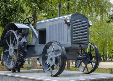 Памятник первому трактору ХТЗ