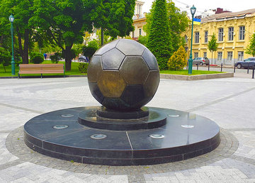 Бронзовый памятник футбольному мячу