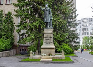 Памятник Василию Назаровичу Каразина