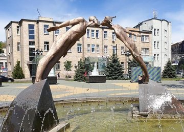 Памятник Влюбленным на площади Архитекторов