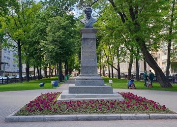 Сквер «Театральный» («Сквер поэзии») Сквер «Театральный» («Сквер поэзии»)