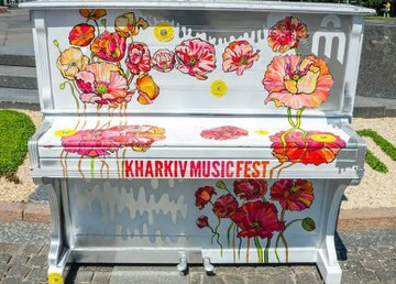 В Харькове на улицах установили пианино для желающих поиграть В Харькове на улицах установили пианино для желающих поиграть