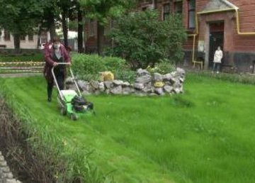 В Киевском районе благоустраивают придомовые территории