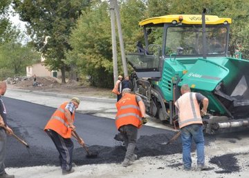 На Новой Баварии ремонтируют внутриквартальные дороги 