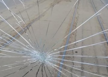 В Харькове люди разбили трамвай и перекрывали движение В Харькове люди разбили трамвай и перекрывали движение