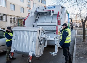 В городе пересмотрели график вывоза мусора и дезинфицируют контейнеры В городе пересмотрели график вывоза мусора и дезинфицируют контейнеры