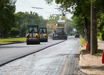 На бульваре Богдана Хмельницкого укладывают новый асфальт На бульваре Богдана Хмельницкого укладывают новый асфальт