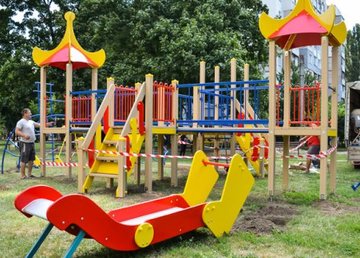 В городе ремонтируют детские площадки