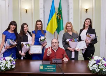 Геннадий Кернес поздравил женщин с Международным женским днем