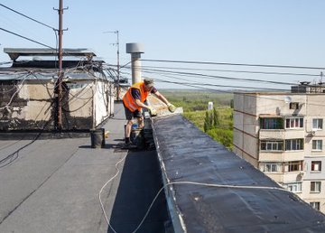 В Новобаварском районе ремонтируют крыши жилых домов