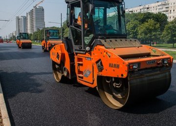 Дорожники ремонтируют улицу Драгомировскую