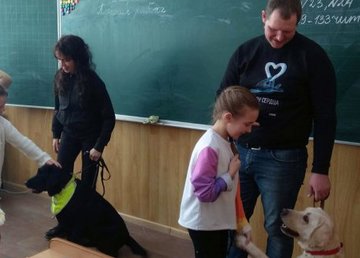 В Харькове школьников обучают безопасному общению с собаками В Харькове школьников обучают безопасному общению с собаками