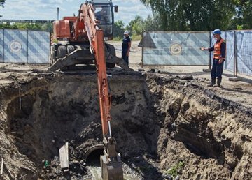 На Салтовке ремонтируют метровый канализационный коллектор На Салтовке ремонтируют метровый канализационный коллектор