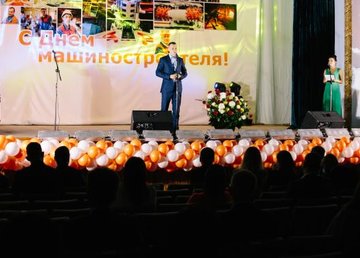 Алексей Кучер поздравил работников завода «Свет шахтера» с Днем машиностроителя Алексей Кучер поздравил работников завода «Свет шахтера» с Днем машиностроителя
