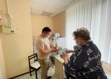 Антон Деньгуб посетил центр массовой вакцинации в Чугуеве