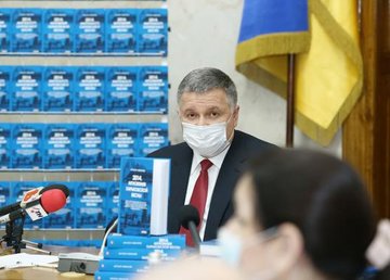 Арсен Аваков презентовал в Харьковской ОГА книгу «2014. Мгновения харьковской весны» Арсен Аваков презентовал в Харьковской ОГА книгу «2014. Мгновения харьковской весны»