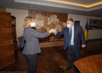 Арсен Аваков провел встречу с временным поверенным в делах США в Украине Кристиной Куин Арсен Аваков провел встречу с временным поверенным в делах США в Украине Кристиной Куин