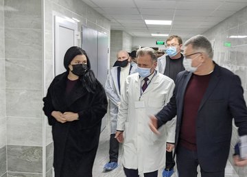 Айна Тимчук ознакомилась с ходом ремонтов в приемных отделениях больниц Богодуховского района