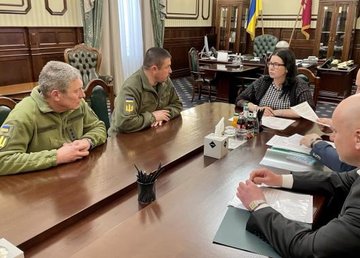 Айна Тимчук встретилась с командиром ОК «Восток» ВСУ генерал-майором Александром Нестеренко Айна Тимчук встретилась с командиром ОК «Восток» ВСУ генерал-майором Александром Нестеренко