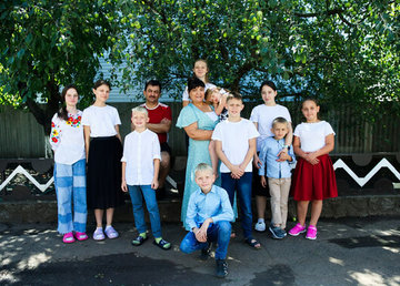 Багатодітній родині з Кегичівки від Фундації Олени Зеленської передали матеріали для ремонту будинку та гаджети