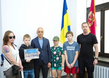 Багатодітній родині з Куп'янської громади передали сертифікат на відпочинок за кордоном