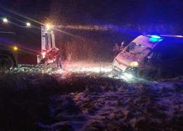 Балаклейский район: спасатели помогли вытащить автомобиль скорой из кювета