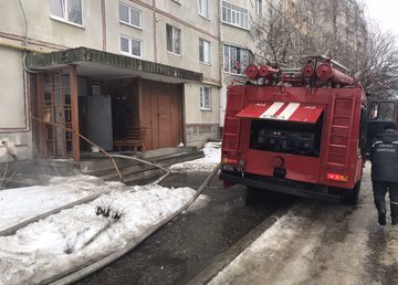 Балаклейский район: во время ликвидации пожара в 9-ти этажке пожарными были эвакуированы 7 человек, из них 2 подростка Балаклейский район: во время ликвидации пожара в 9-ти этажке пожарными были эвакуированы 7 человек, из них 2 подростка