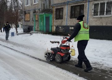 Более двух тысяч коммунальщиков убирают снег в Харькове  Более двух тысяч коммунальщиков убирают снег в Харькове