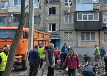 Более двух тысяч волонтеров помогают убирать город после массированных обстрелов