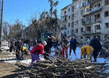 Более тысячи волонтеров помогают убирать Харьков после бомбардировок