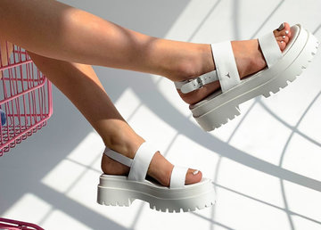 Босоножки и шлепанцы: в чем разница?