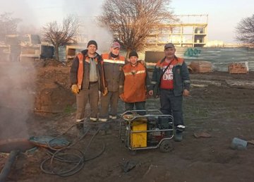 Бригады «Теплосетей» меняют поврежденные обстрелами трубопроводы