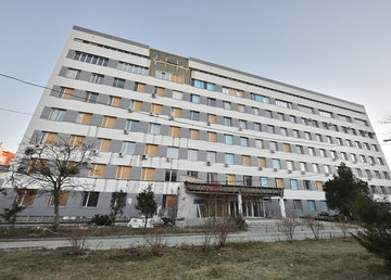 Будівлю Харківської обласної травматологічної лікарні відновлюють після російських обстрілів