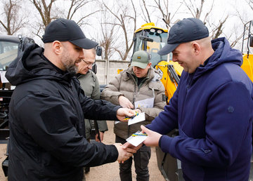Чотири громади Харківщини отримали спеціалізовану техніку для комунальних підприємств