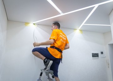 Что делать раньше, натяжной потолок или стены: советы экспертов Что делать раньше, натяжной потолок или стены: советы экспертов