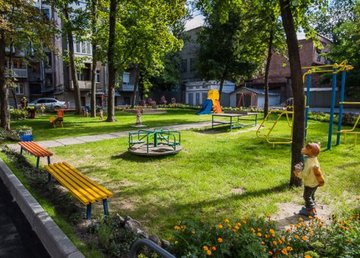 Во дворах Киевского района посадили более 70 тысяч цветов и около 200 деревьев Во дворах Киевского района посадили более 70 тысяч цветов и около 200 деревьев